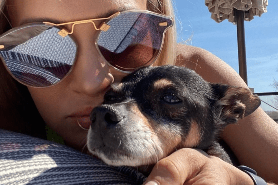 carrie underwood poses with her late dog, Ace